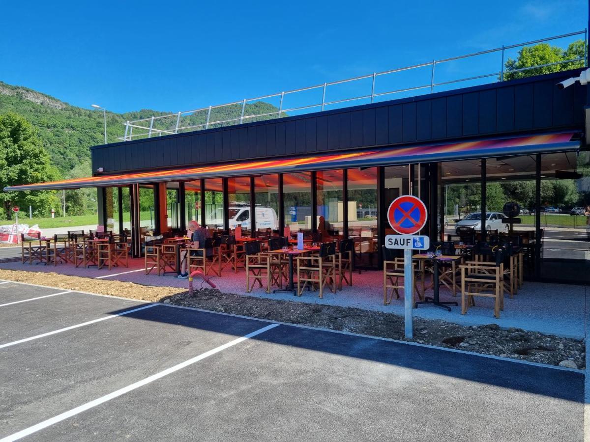 Hotel Restaurant Akena Molinges - La Brocatelle Сен-Клод Экстерьер фото