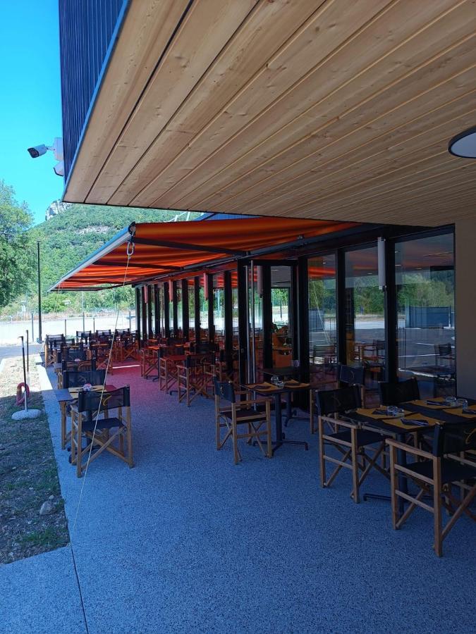 Hotel Restaurant Akena Molinges - La Brocatelle Сен-Клод Экстерьер фото