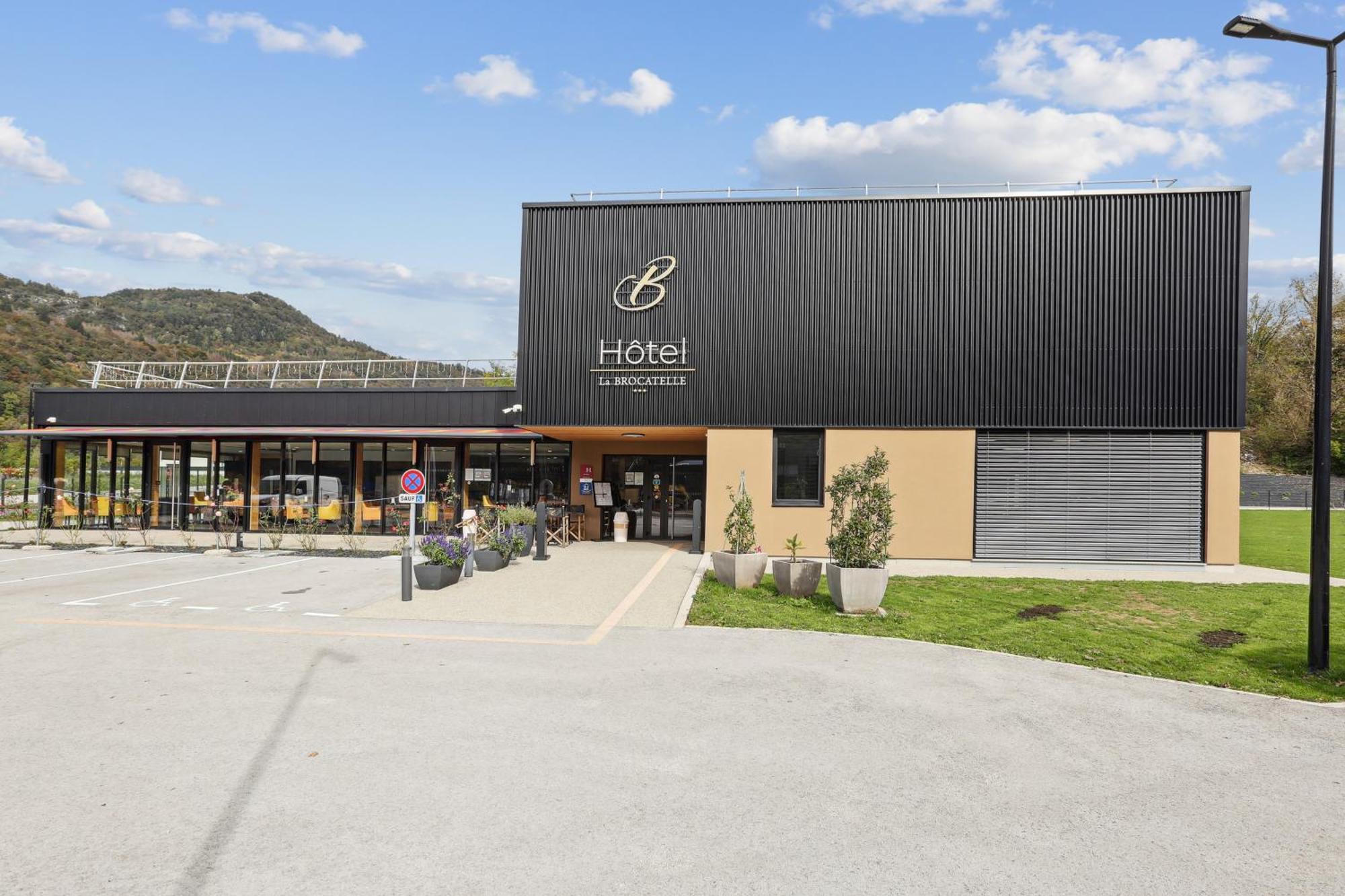 Hotel Restaurant Akena Molinges - La Brocatelle Сен-Клод Экстерьер фото